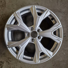 Load image into Gallery viewer, 1x Alufelge 17 Zoll 7.0&quot; 5x100 43ET Glanz Silber 82A601025 Audi A1 Rim Wheel