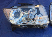 Laden Sie das Bild in den Galerie-Viewer, Frontscheinwerfer Jeep Grand Cherokee Wk2 55079408AJ Rechts Headlight SCH9943748585sj