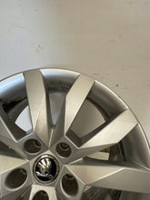 Laden Sie das Bild in den Galerie-Viewer, 1x Alufelge 17 Zoll 6.0&quot; 5x112 45ET Glanz Silber 5E0601025N Skoda Octavia