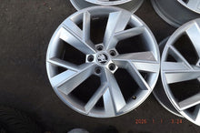 Laden Sie das Bild in den Galerie-Viewer, 4x Alufelge 19 Zoll 7.0" 5x112 43ET Glanz Silber 565601025 Skoda Kodiaq FEL7126483774di