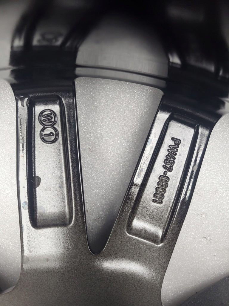 1x Alufelge 17 Zoll 7.0" 5x114.3 45ET Glanz Silber PW457-05001 Toyota Avensis FEL8858250870rq