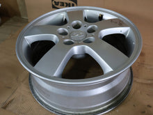 Load image into Gallery viewer, 1x Alufelge 16 Zoll 6.5" 5x114.3 46ET Glanz Silber 52910-2E300 Hyundai Tucson FEL6965081426nw