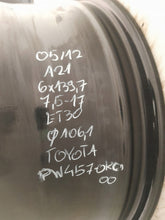 Load image into Gallery viewer, 1x Alufelge 17 Zoll 7.5" 6x139.7 30ET Glanz Schwarz PW457-0K000 Toyota I FEL3672510414ca