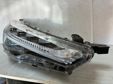 Laden Sie das Bild in den Galerie-Viewer, Frontscheinwerfer Toyota Corolla Full LED Rechts Scheinwerfer Headlight SCH2025213225nx