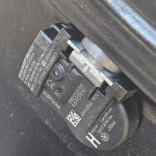 Load image into Gallery viewer, 1x Alufelge 20 Zoll 8.5" 5x120 47ET Silber HY321007EA Land Rover I Discovery V FEL5553944099vh