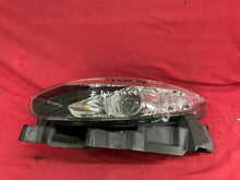 Laden Sie das Bild in den Galerie-Viewer, Frontscheinwerfer Renault Fluence 260608653R Xenon Links Scheinwerfer Headlight SCH3641137404kn