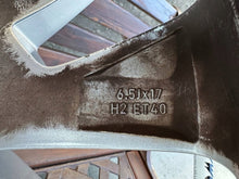 Laden Sie das Bild in den Galerie-Viewer, 1x Alufelge 17 Zoll 6.5" 5x100 40ET Glanz Silber 658601025C Skoda Scala Kamiq FEL5039602509iq