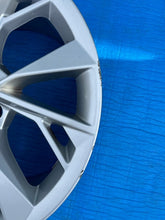 Load image into Gallery viewer, 1x Alufelge 18 Zoll 8.5" 5x112 29ET Glanz Silber 8W0601025FM Audi Rim Wheel FEL9943310307gk