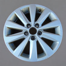 Laden Sie das Bild in den Galerie-Viewer, 1x Alufelge 15 Zoll 5.5&quot; 5x100 40ET Glanz Silber 6F0601025 Seat Ibiza Arona Polo