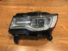 Laden Sie das Bild in den Galerie-Viewer, Frontscheinwerfer Jeep Grand Cherokee Wk2 68144709AH Links Headlight SCH3948369740ya