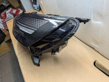 Laden Sie das Bild in den Galerie-Viewer, Frontscheinwerfer Mitsubishi Colt V Clio 260600149 LED Links Headlight