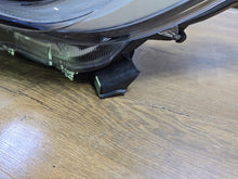 Laden Sie das Bild in den Galerie-Viewer, Frontscheinwerfer Toyota IV Yaris Links Scheinwerfer Headlight SCH2964032926mn