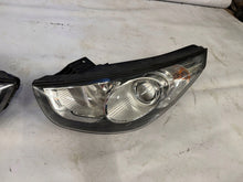 Laden Sie das Bild in den Galerie-Viewer, Frontscheinwerfer Hyundai Ix35 FALSE Scheinwerfer Headlight SCH9746435037oq