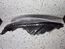 Laden Sie das Bild in den Galerie-Viewer, Frontscheinwerfer Mazda II DG80-51040 Links Scheinwerfer Headlight