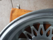 Laden Sie das Bild in den Galerie-Viewer, 1x Alufelge 15 Zoll 6.0&quot; 4x100 49ET Glanz Silber Opel Rim Wheel
