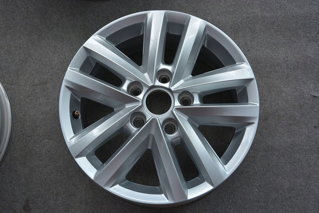 1x Alufelge 16 Zoll 6.5" 5x120 62ET Glanz Silber 2H0071496C Vw Rim Wheel