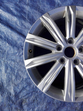 Load image into Gallery viewer, 1x Alufelge 17 Zoll 6.5&quot; 5x112 52ET 5TA601025D VW Touran Rim Wheel