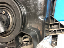 Laden Sie das Bild in den Galerie-Viewer, Frontscheinwerfer Toyota Tundra Ein Stück (Rechts oder Links) Headlight