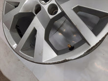 Laden Sie das Bild in den Galerie-Viewer, 1x Alufelge 17 Zoll 7.0&quot; 5x112 45ET Glanz Silber 5E0601025 Skoda Octavia Iii