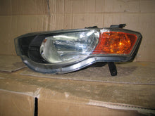 Laden Sie das Bild in den Galerie-Viewer, Frontscheinwerfer Mitsubishi Colt VI 8301B179 Links Scheinwerfer Headlight