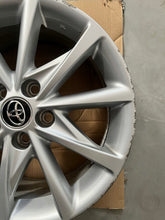 Laden Sie das Bild in den Galerie-Viewer, 1x Alufelge 17 Zoll 7.0" 5x114.3 45ET 4261147330 Toyota Corolla Avensis FEL5386479560bv