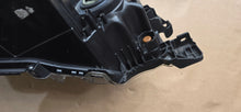 Laden Sie das Bild in den Galerie-Viewer, Frontscheinwerfer Toyota Hilux VIII Links Scheinwerfer Headlight SCH4532491197cp