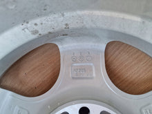 Laden Sie das Bild in den Galerie-Viewer, 1x Alufelge 15 Zoll 7.0&quot; 5x114.3 40ET Glanz Silber KBA44020 Mazda Rim Wheel