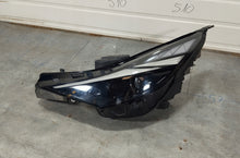 Laden Sie das Bild in den Galerie-Viewer, Frontscheinwerfer Hyundai Elantra VII 92101-AA Links Scheinwerfer Headlight SCH8151441477ok