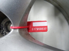 Laden Sie das Bild in den Galerie-Viewer, 1x Alufelge 17 Zoll 7.5" 5x105 44ET Glanz Silber Opel Astra Rim Wheel FEL6065618164uv