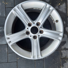 Load image into Gallery viewer, 1x Alufelge 17 Zoll 7.5" 5x120 37ET Glanz Schwarz 6796242 BMW 1 Rim Wheel FEL2016816514rw