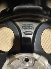 Laden Sie das Bild in den Galerie-Viewer, 1x Alufelge 18 Zoll 7.5&quot; 5x127 5ZD03DX8AA Jeep Wrangler Rim Wheel