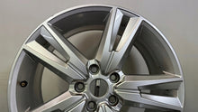 Laden Sie das Bild in den Galerie-Viewer, 1x Alufelge 18 Zoll 7.0&quot; 5x112 45ET Glanz Silber 575601025 Seat Ateca Rim Wheel