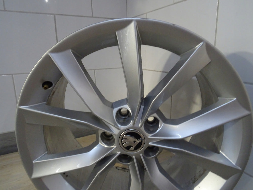 1x Alufelge 18 Zoll 8.0" 5x112 44ET Glanz Silber 3V0601025J Skoda Superb Iii