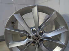Laden Sie das Bild in den Galerie-Viewer, 1x Alufelge 18 Zoll 8.0&quot; 5x112 44ET Glanz Silber 3V0601025J Skoda Superb Iii