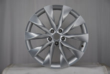 Laden Sie das Bild in den Galerie-Viewer, 1x Alufelge 19 Zoll 8.0" 5x112 45ET Glanz Silber 5LA601025 Skoda Enyaq Rim Wheel FEL7087611583jy
