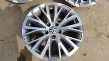 Load image into Gallery viewer, 1x Alufelge 17 Zoll 7.0&quot; 5x112 39ET Glanz Silber 7N0601025D VW Sharan Rim Wheel