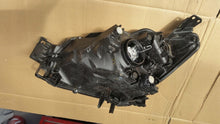 Laden Sie das Bild in den Galerie-Viewer, Frontscheinwerfer Mazda II 5240243 Rechts Scheinwerfer Headlight