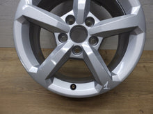 Laden Sie das Bild in den Galerie-Viewer, 1x Alufelge 16 Zoll 6.5&quot; 5x112 43ET Glanz Silber 81A601025 Audi Q2 Rim Wheel