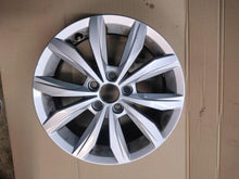 Laden Sie das Bild in den Galerie-Viewer, 1x Alufelge 15 Zoll 5.5&quot; 5x100 40ET Matt Silber 2G0601025 VW Polo Rim Wheel