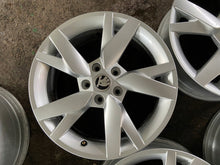 Laden Sie das Bild in den Galerie-Viewer, 4x Alufelge 17 Zoll 6.5" 5x112 46ET Glanz Silber 5E3601025 Skoda Octavia 5e3 I FEL8069395154cv