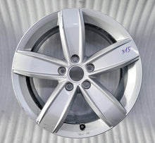 Load image into Gallery viewer, 1x Alufelge 17 Zoll 6.5&quot; 5x112 38ET Glanz Silber 5NA071497 VW Tiguan Rim Wheel