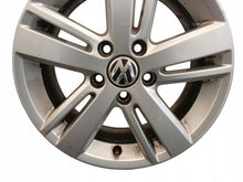 Laden Sie das Bild in den Galerie-Viewer, 1x Alufelge 16 Zoll 6.5" 5x112 50ET Glanz Silber 5C0601025AB VW Jetta I FEL3295732074wc