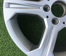 Laden Sie das Bild in den Galerie-Viewer, 1x Alufelge 17 Zoll 8.0" 5x112 57ET Glanz Silber A2044010104 Mercedes-Benz W204 FEL9577974306xn