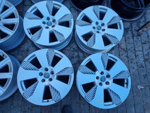 Laden Sie das Bild in den Galerie-Viewer, 4x Alufelge 19 Zoll 8.0" 5x112 34ET Glanz Silber 4KE601025L Audi E-Tron FEL6712551075qf