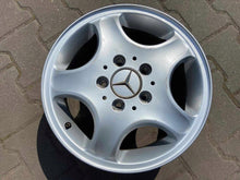 Laden Sie das Bild in den Galerie-Viewer, 1x Alufelge 15 Zoll 5.5&quot; 5x112 54ET Glanz Silber A1684011302 Mercedes-Benz