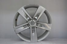Load image into Gallery viewer, 1x Alufelge 17 Zoll 7.0&quot; 5x112 49ET Glanz Silber 5F0601025 Seat Rim Wheel