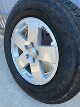Load image into Gallery viewer, 1x Alufelge 18 Zoll 7.5" 5x127 44ET Glanz Silber 1JC34 Jeep I Rim Wheel FEL1302654187xx