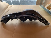 Laden Sie das Bild in den Galerie-Viewer, Frontscheinwerfer Toyota Auris 81110-02S60 Links Scheinwerfer Headlight