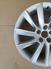 Load image into Gallery viewer, 1x Alufelge 17 Zoll 6.5" 5x100 40ET Glanz Silber 657601025 Skoda Scala Rim Wheel FEL8047061427mk