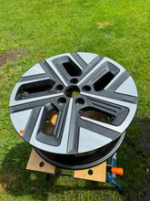 Load image into Gallery viewer, 1x Alufelge 17 Zoll 7.0&quot; 5x114.3 50ET Glanz Graphit 52910-DD100 Hyundai Kona Mg